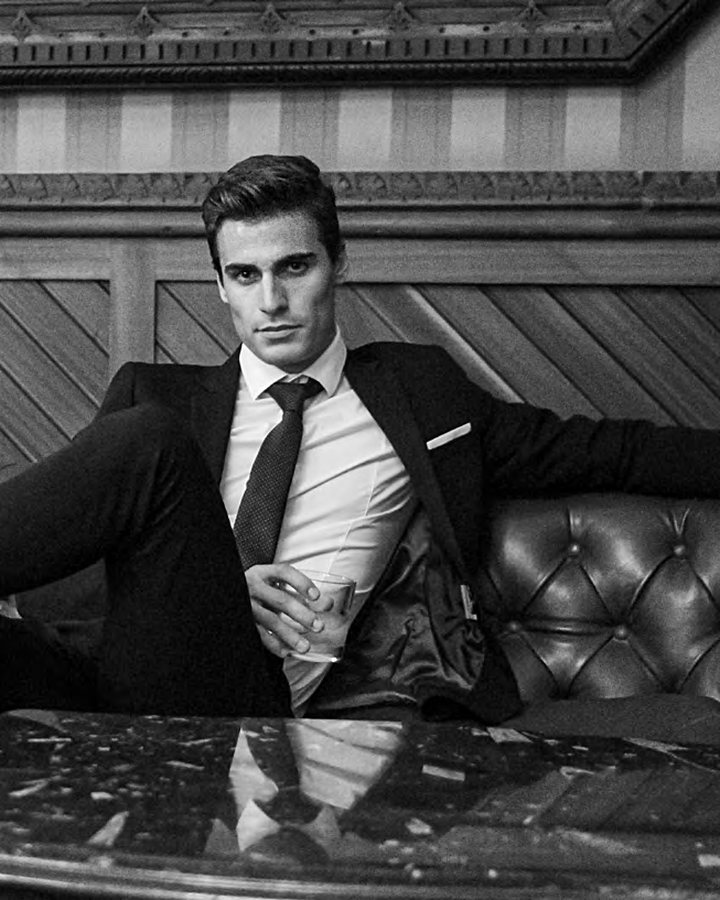 Hombre de traje en un sillón de piel
