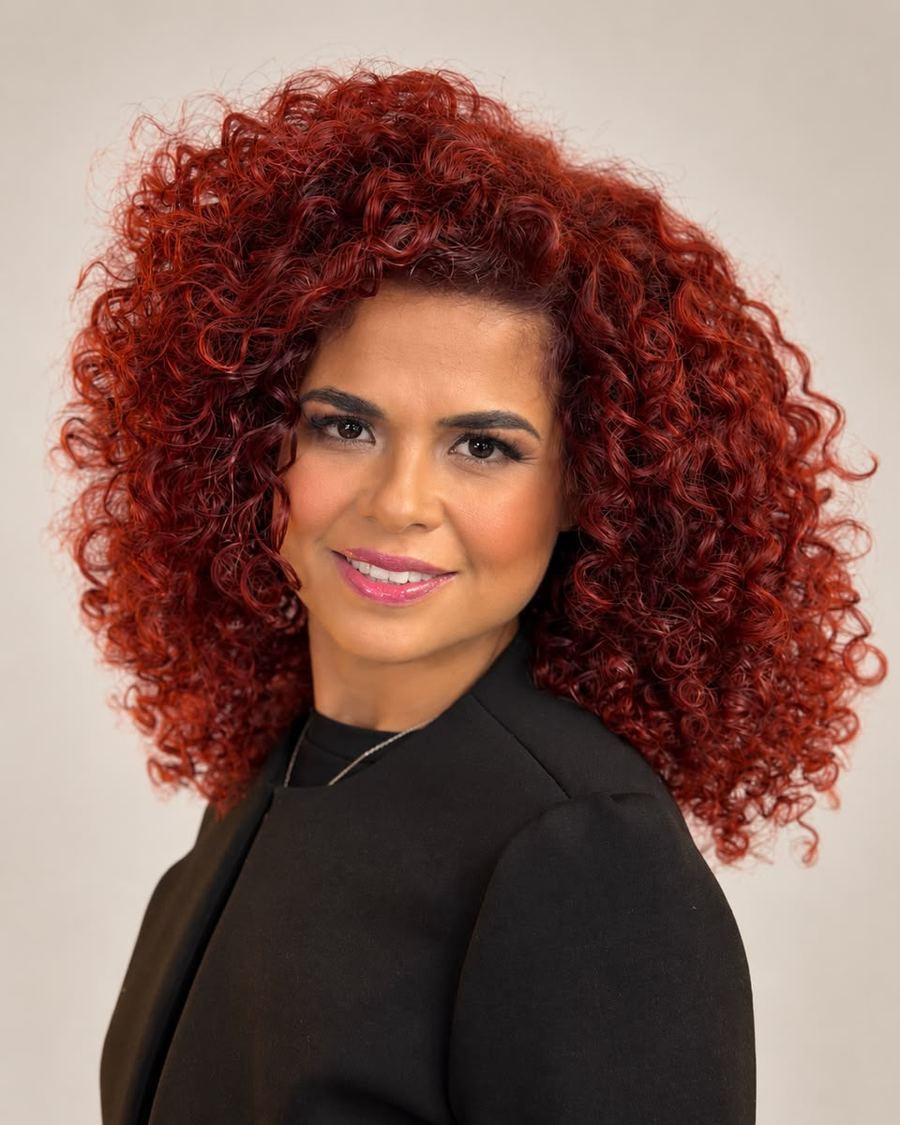 Rizos en rojo intenso de Edgardo Espino