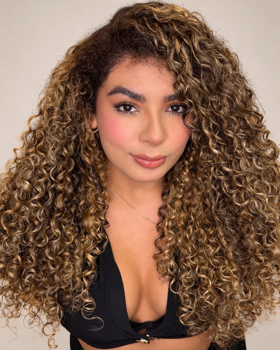 Rizos con iluminación rubia de Edgardo Espino