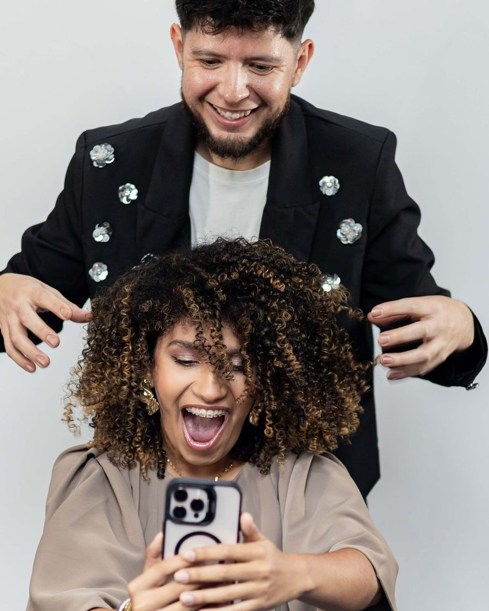 Clienta de Edgardo Espino feliz con sus rizos