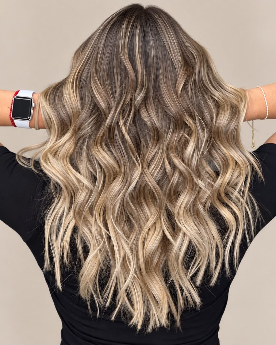 Color de Giovana Minutti: rubio beige con raíz difuminada en ondas