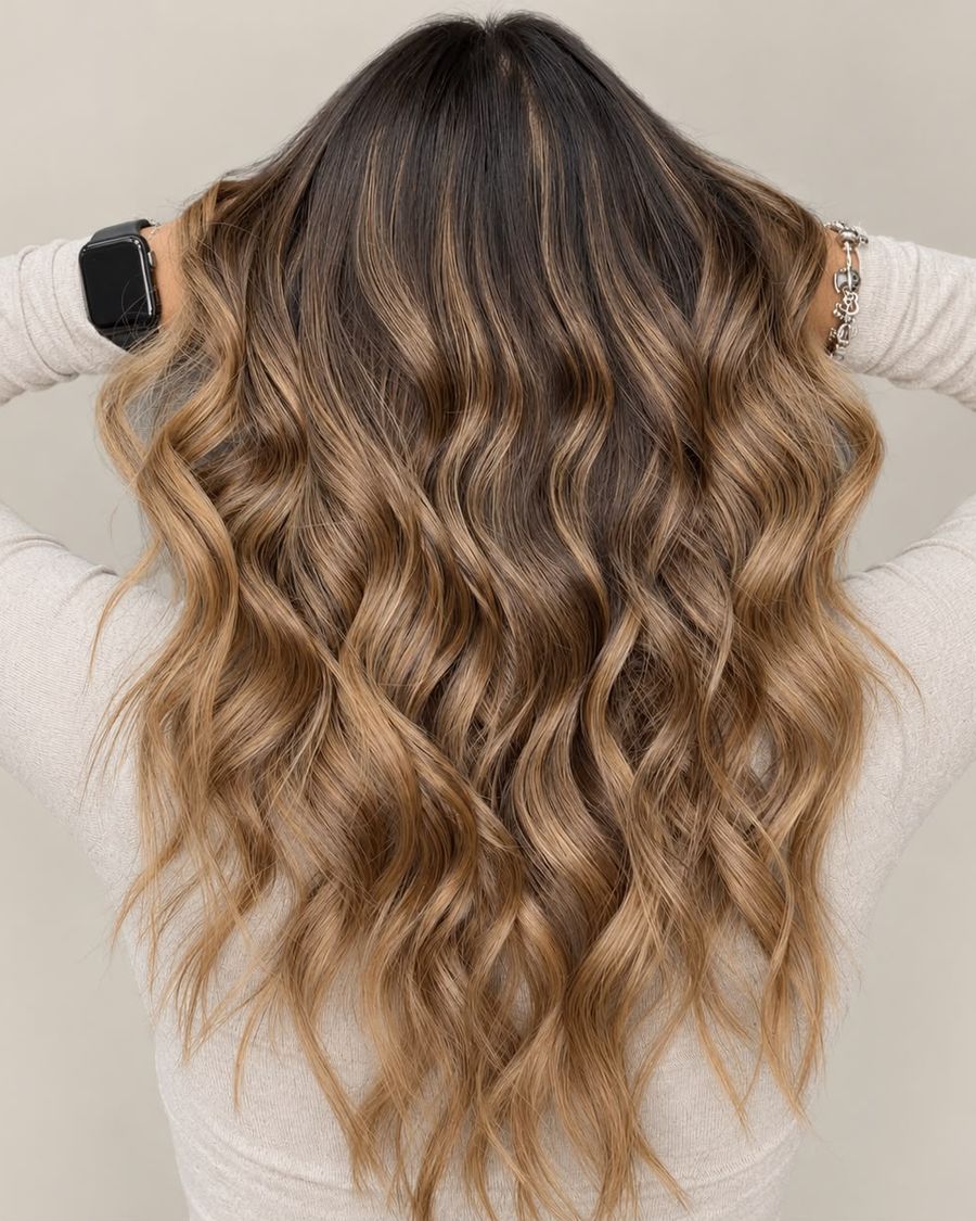 Color de Giovana Minutti: castaño con medios y puntas caramelo en ondas
