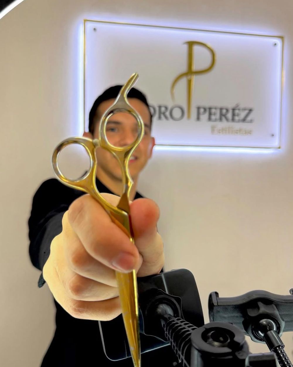 Pedro Pérez con sus tijeras doradas en su salón